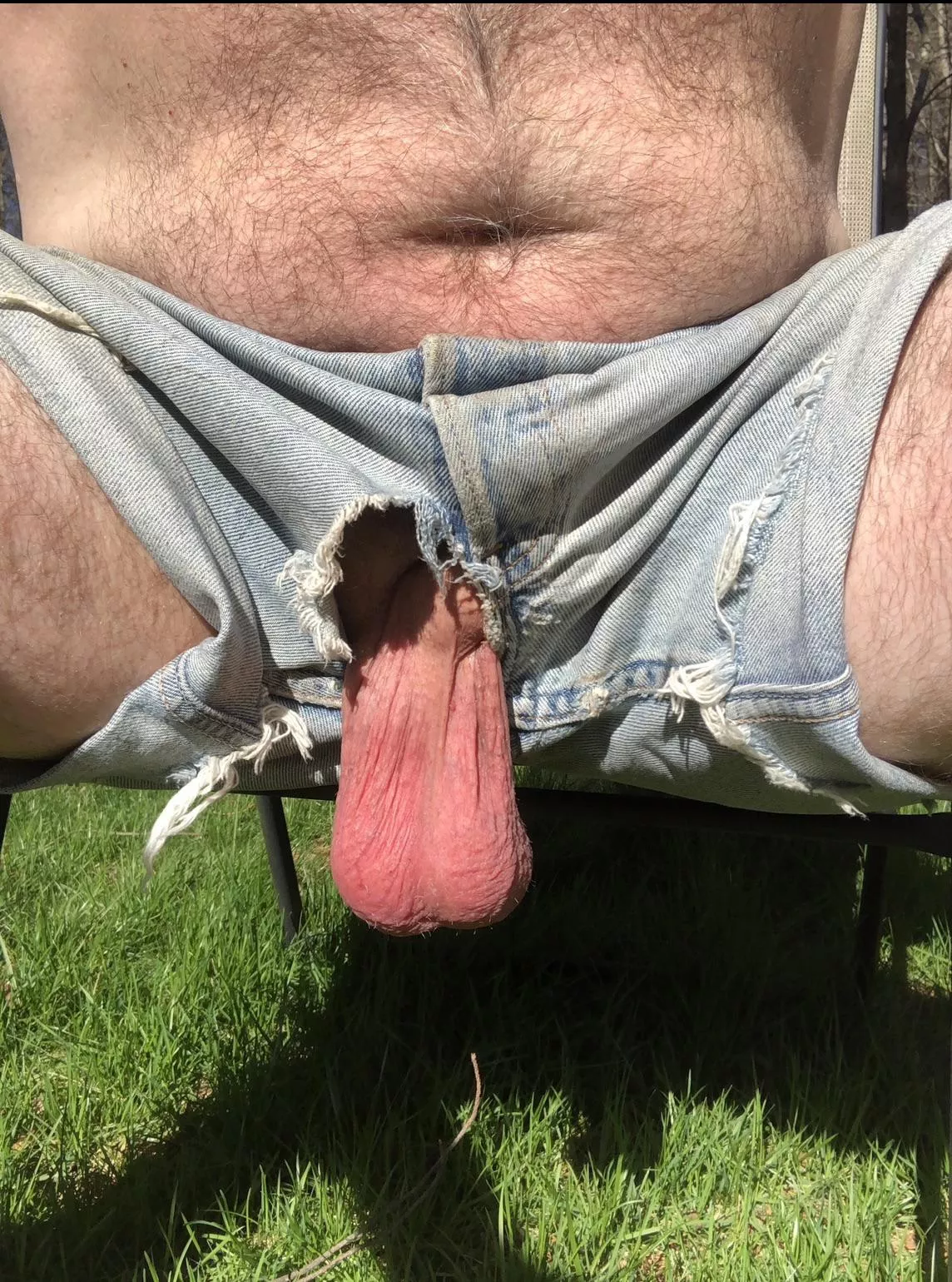 I love letting the hot summer sun roast my low hanging balls😎