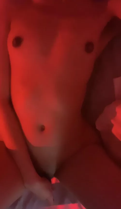 I need a older man to fuck my tiny body