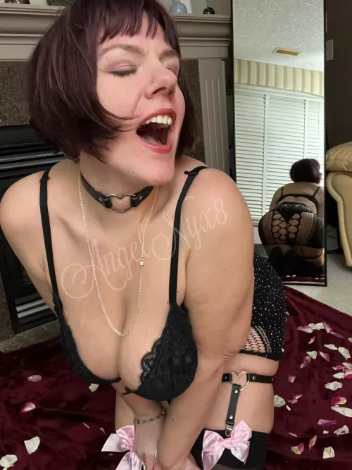 Naughty 39yo mamma giving you views of the front and back all in one pic! 😜 Ass or mouth?😈