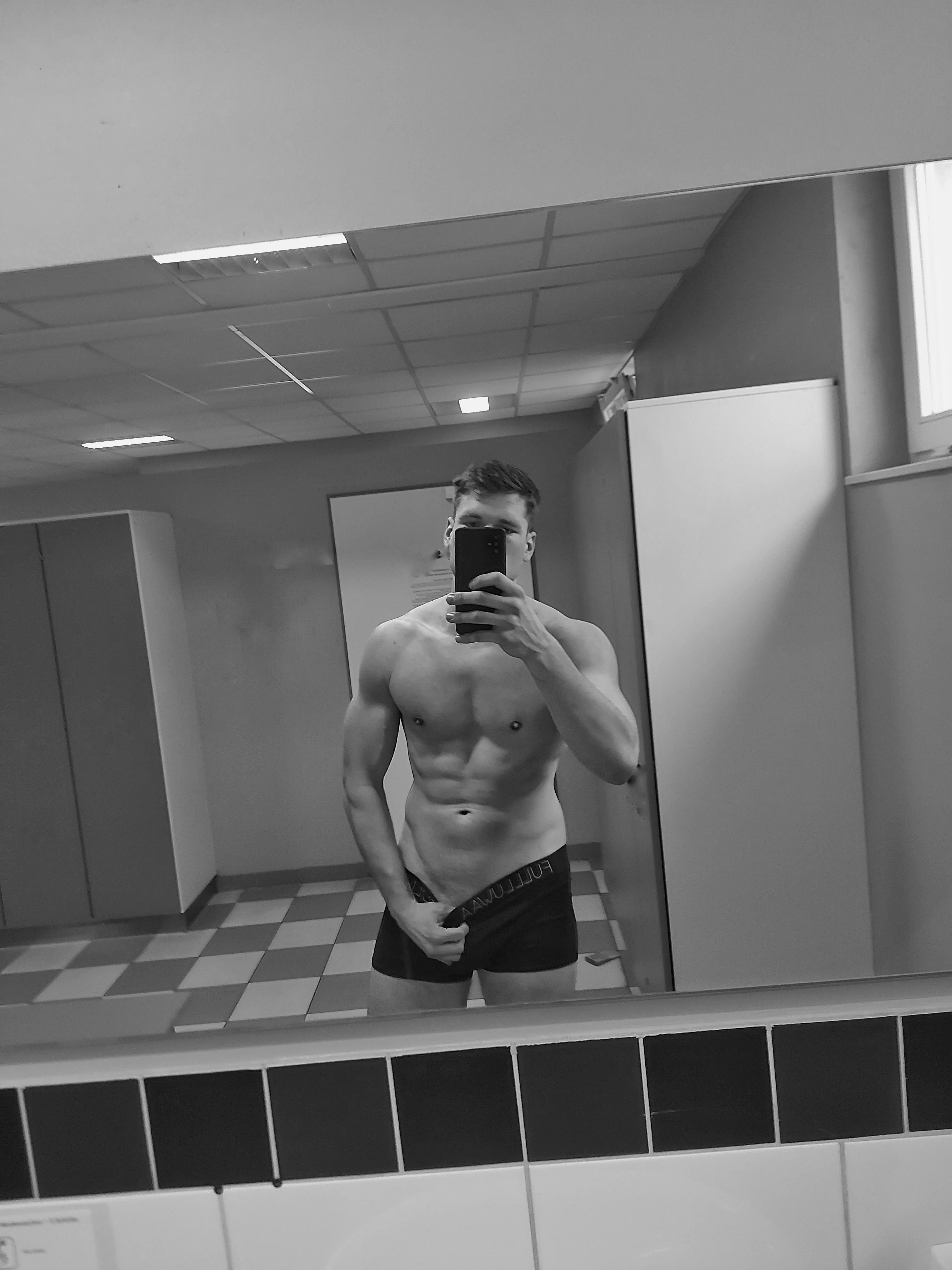 pull those Levi's further down?