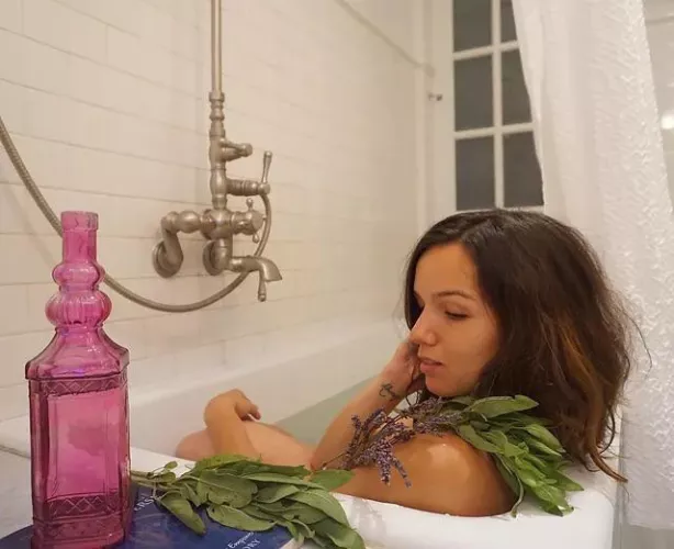 Shae Summers photo from her website, Surrenderandevolve.com