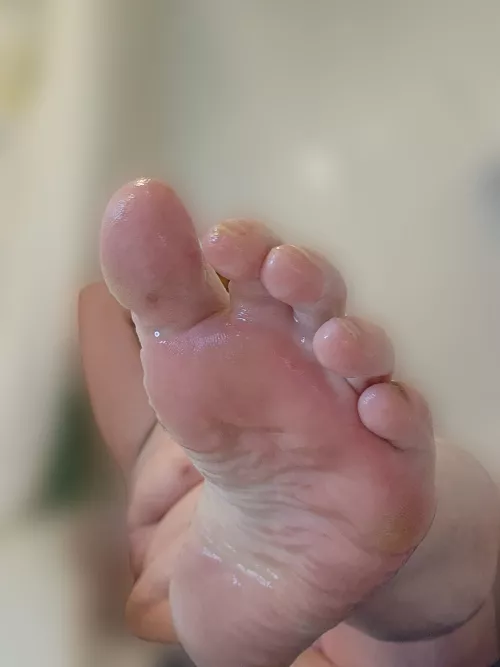 Suck on my toes like a good boy ❤️