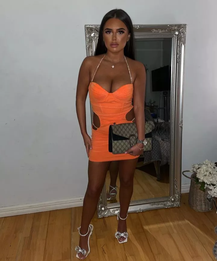 Tight and tanned Kirsty