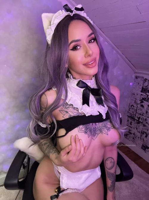 Uwu gamer girl and titties have entered the chat