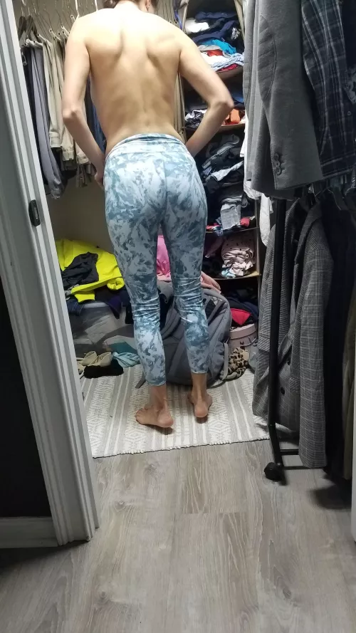 Wanna get behind this mom in her yoga class?