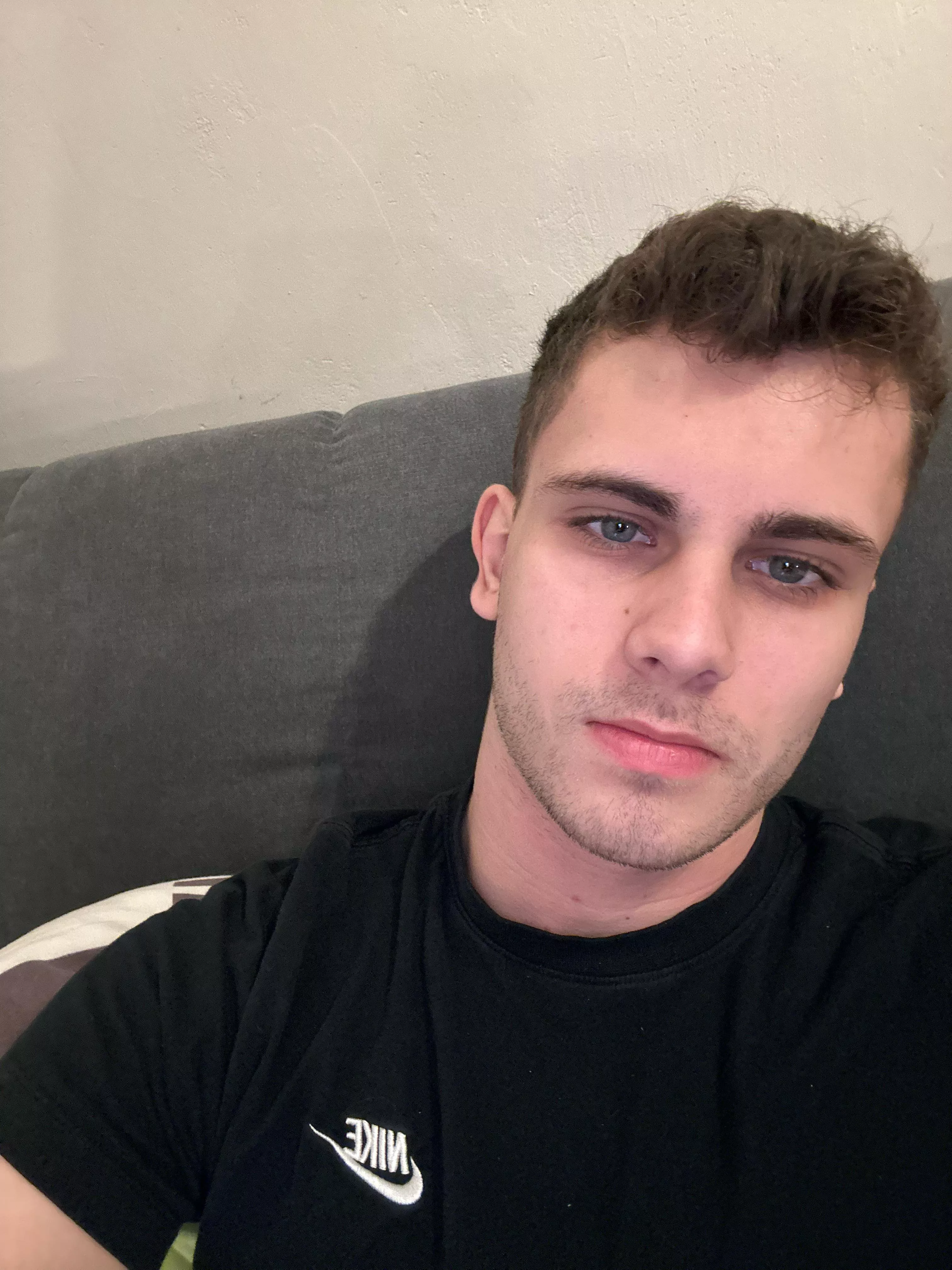 19 yrs GERMAN looking for a hot top! Young is a +) add: gay221100