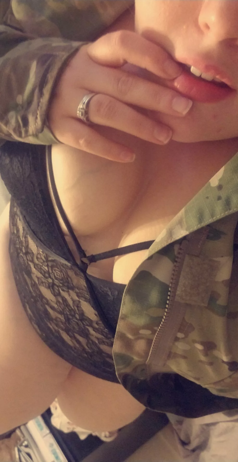 any barracks guys wanna cum to my dependa?