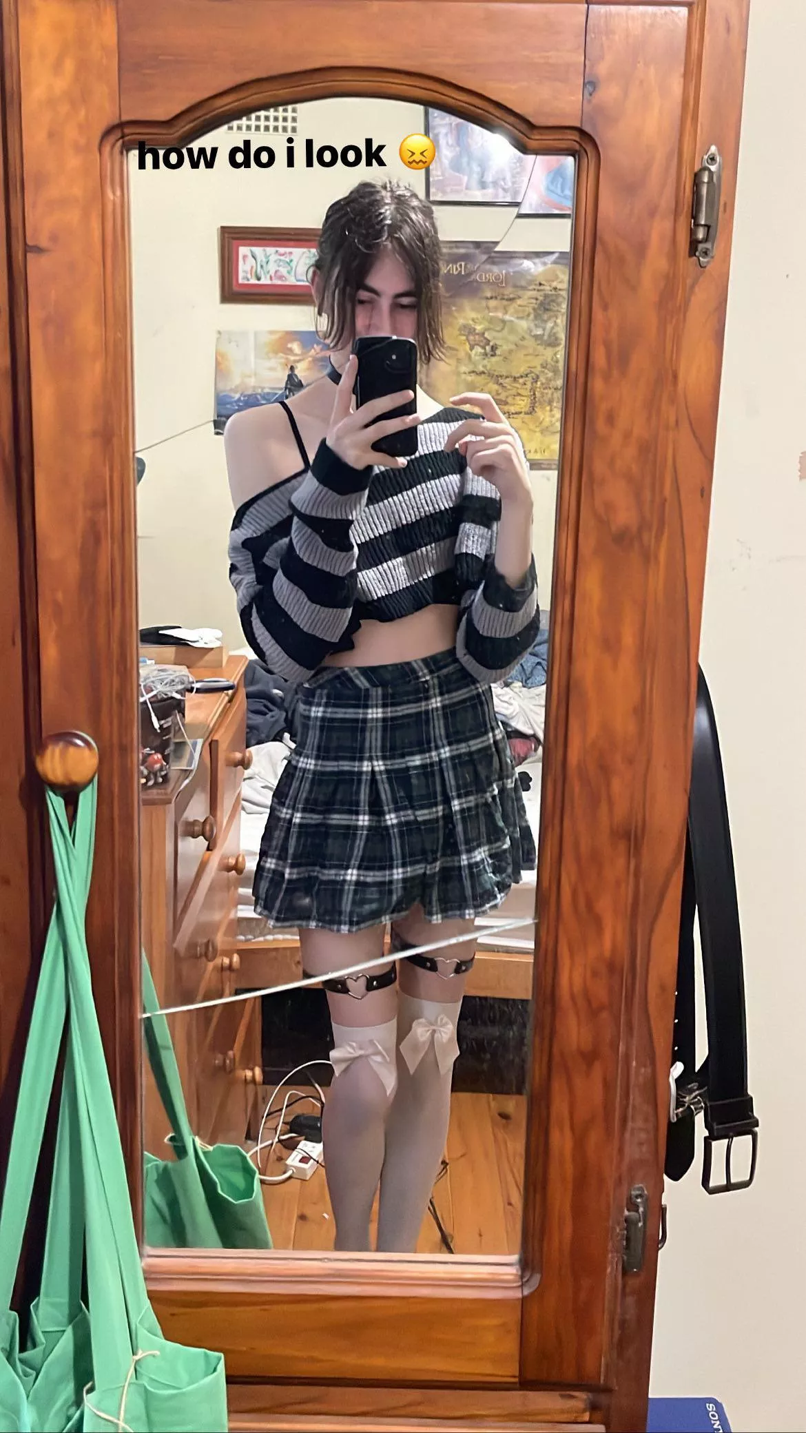 anyone want a kiss 😖