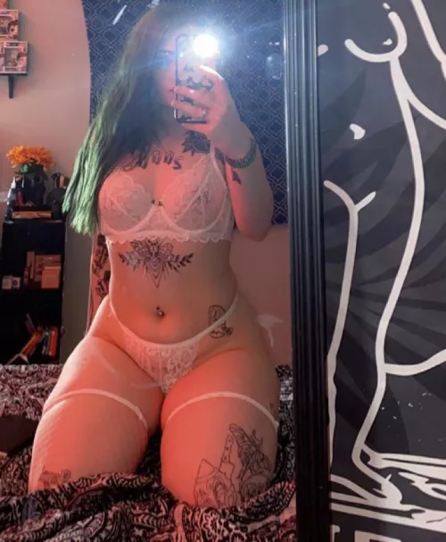 Curvy baby 🖤🦇 OF @bby.vena
