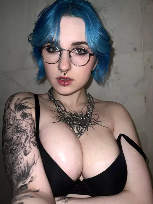 hope ur a fan of shinny tiddies 🖤