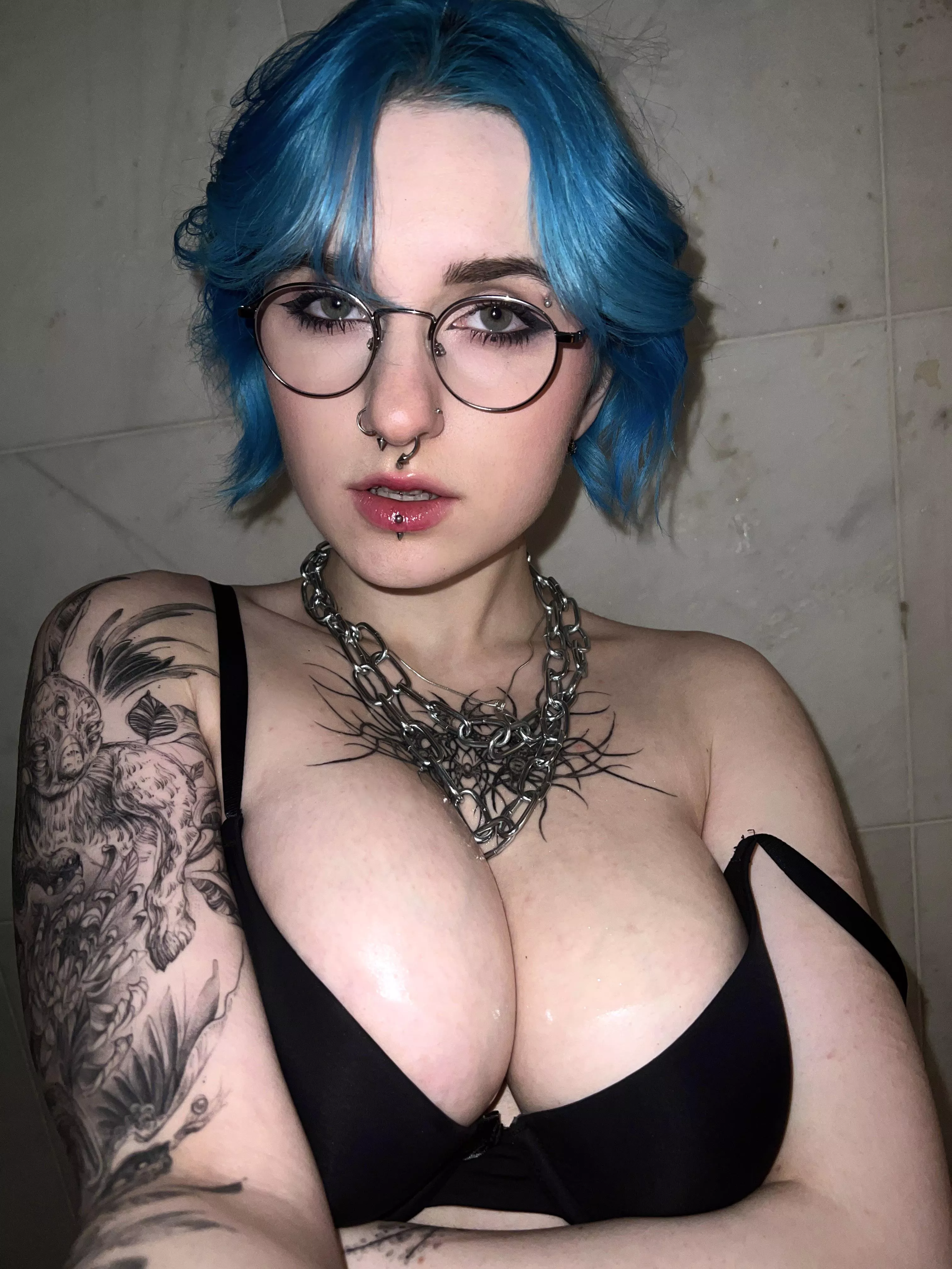 hope ur a fan of shinny tiddies 🖤