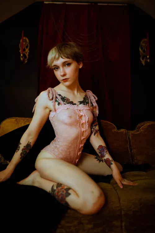 i did a boudior shoot and the pictures came out so pretty 🥺