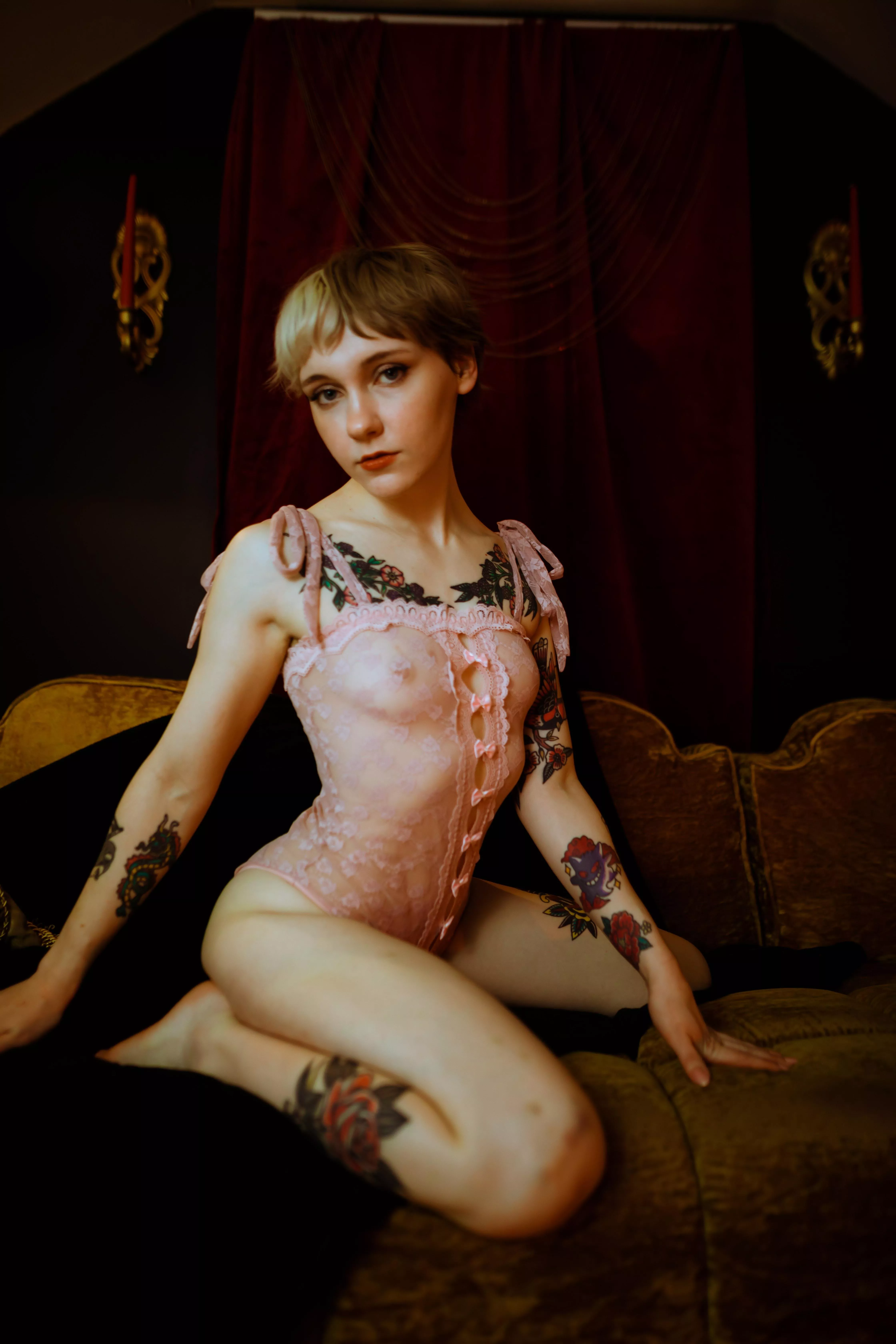 i did a boudior shoot and the pictures came out so pretty 🥺