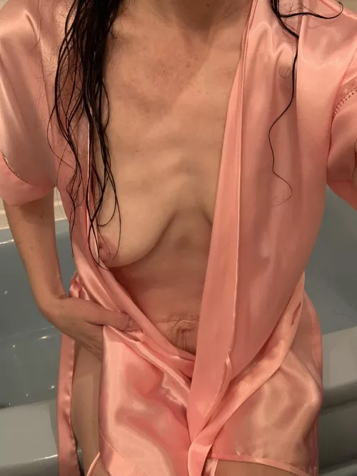 Join me in the tub to….relax 😉 44(F)