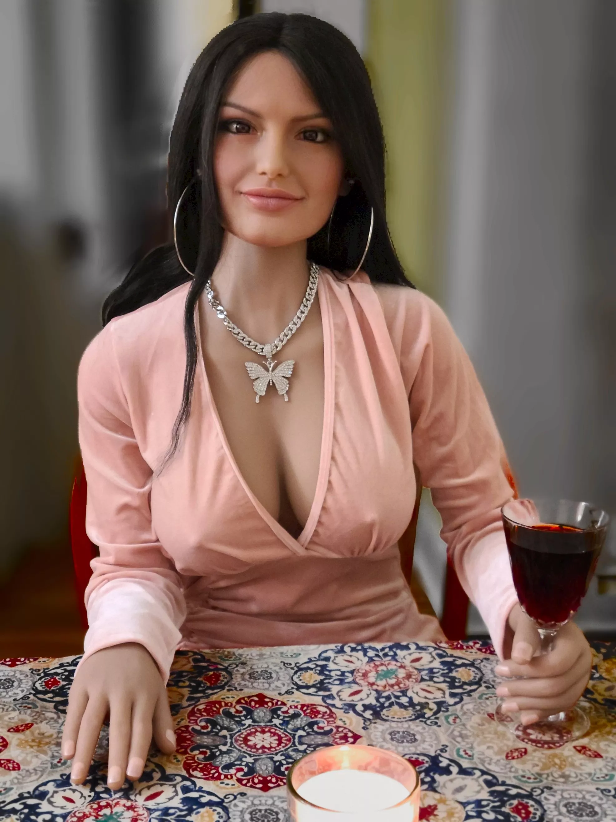 Lara makes for a good dinner date.