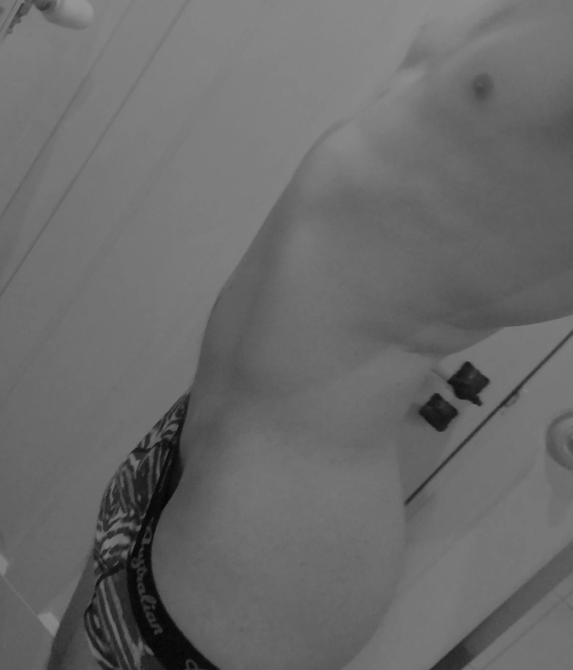 Praise the divine side tummy~