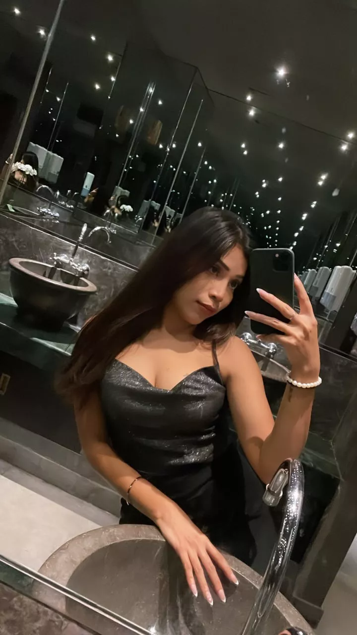 Sexy selfie for you to admire 🖤