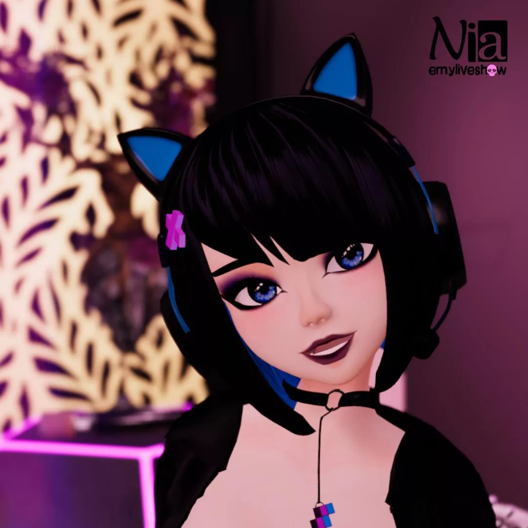 Surprise stream 😜💙 https://chaturbate.com/emyliveshow