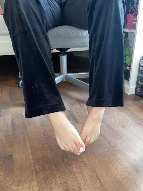 Tell me how you wanna lay under that table 🤲🏻🦶🏼