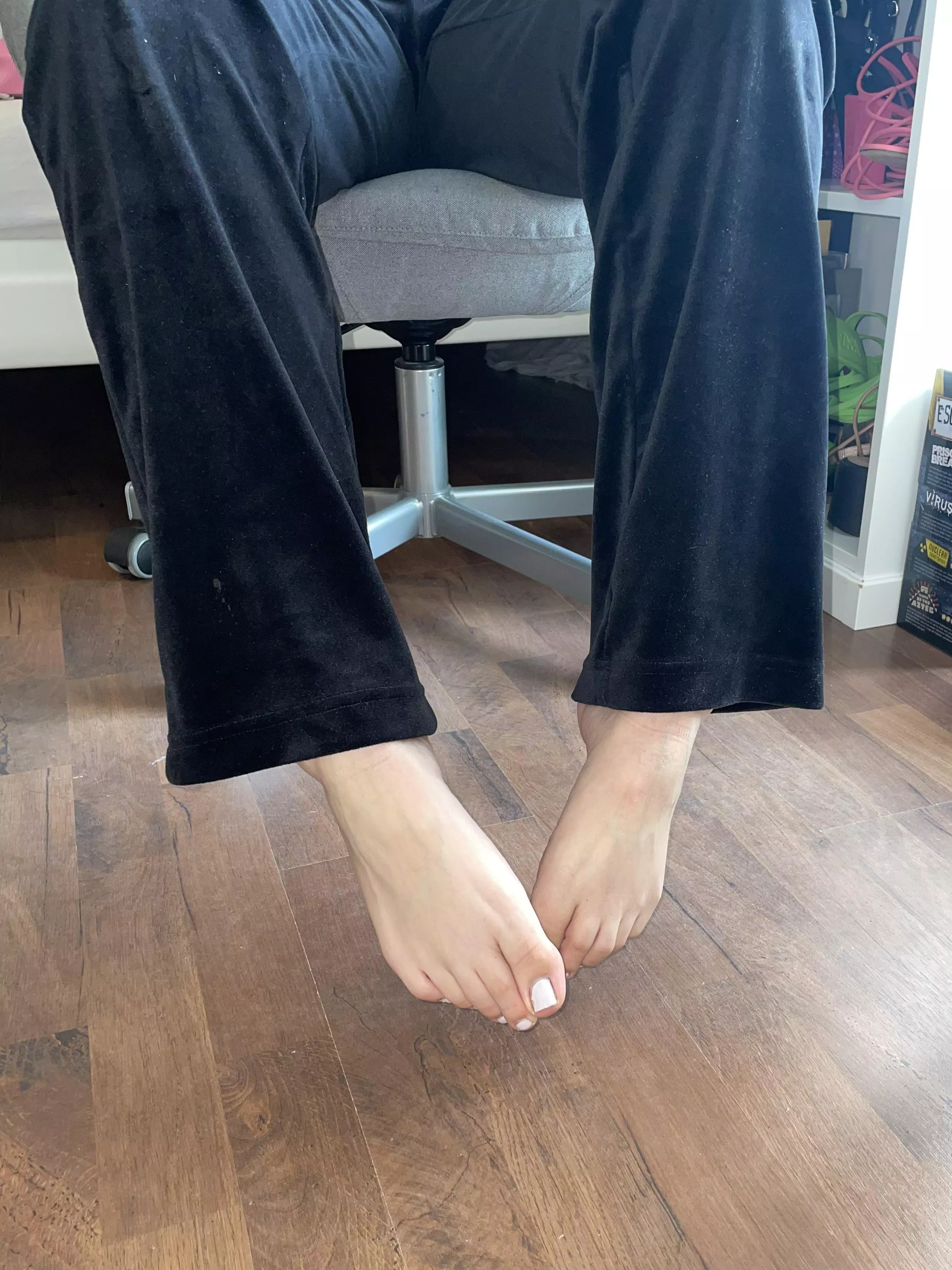 Tell me how you wanna lay under that table 🤲🏻🦶🏼