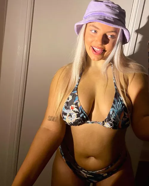 This absolutely beauty. Plenty of her.