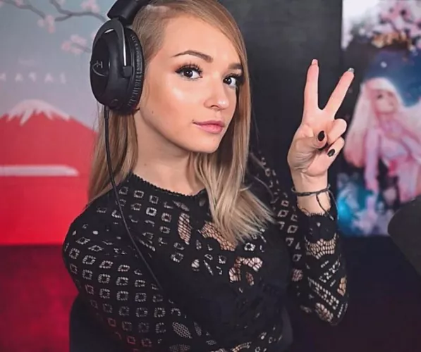 Vous saviez qu’elle kiff se faire pisser dessus (Deujna) et sa position préférée c’est l’éléphant