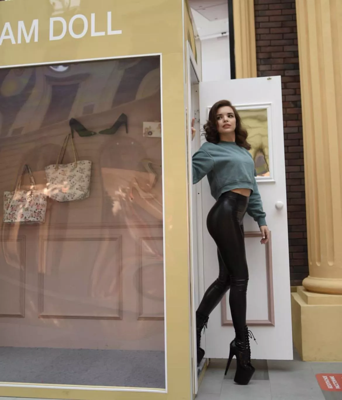 Your mistress in leather leggings