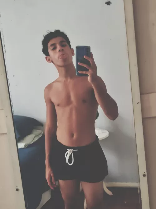 18 college fit/muscular boy looking for similar tops to have some fun with. hmu only if u show face, I like taking the lead:) sc:vitorrib18