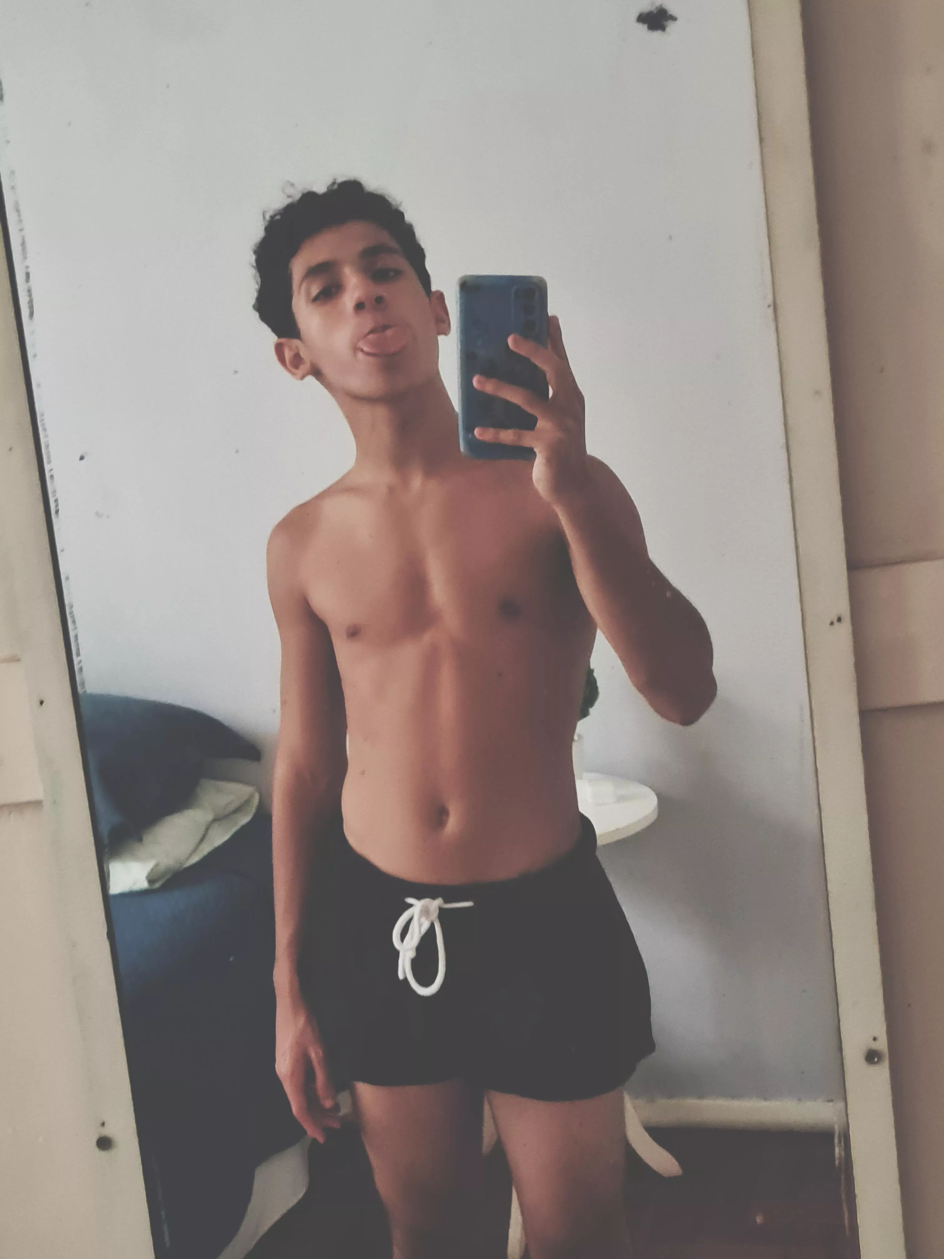 18 college fit/muscular boy looking for similar tops to have some fun with. hmu only if u show face, I like taking the lead:) sc:vitorrib18