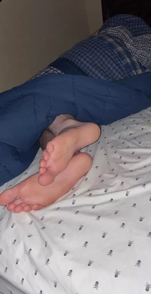 18 friends feet dm if u have similar pics