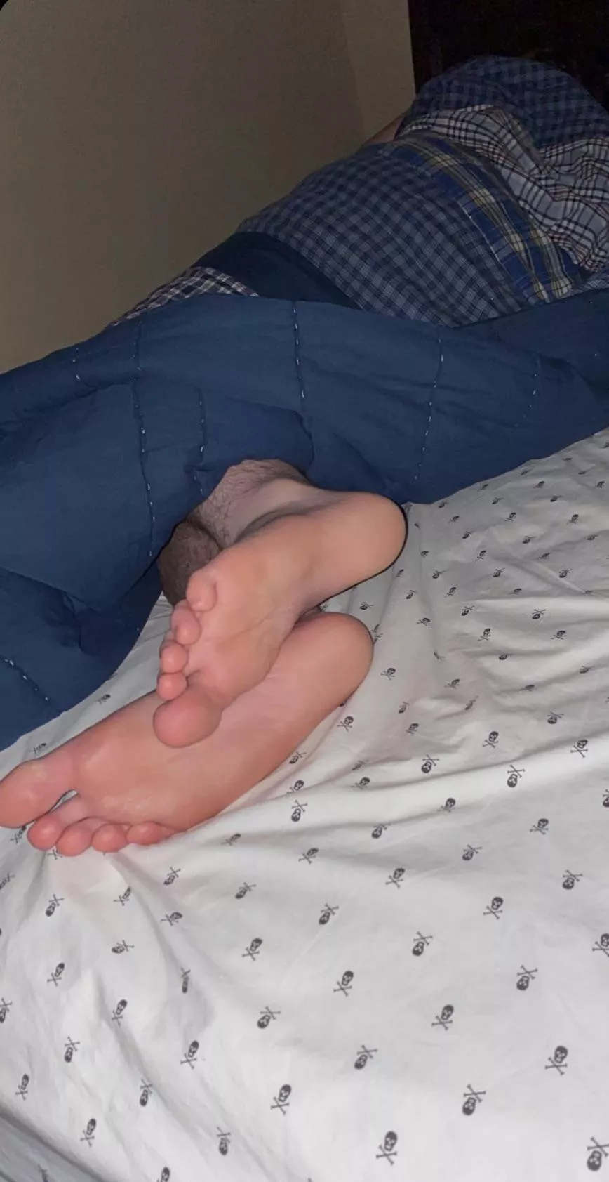 18 friends feet dm if u have similar pics