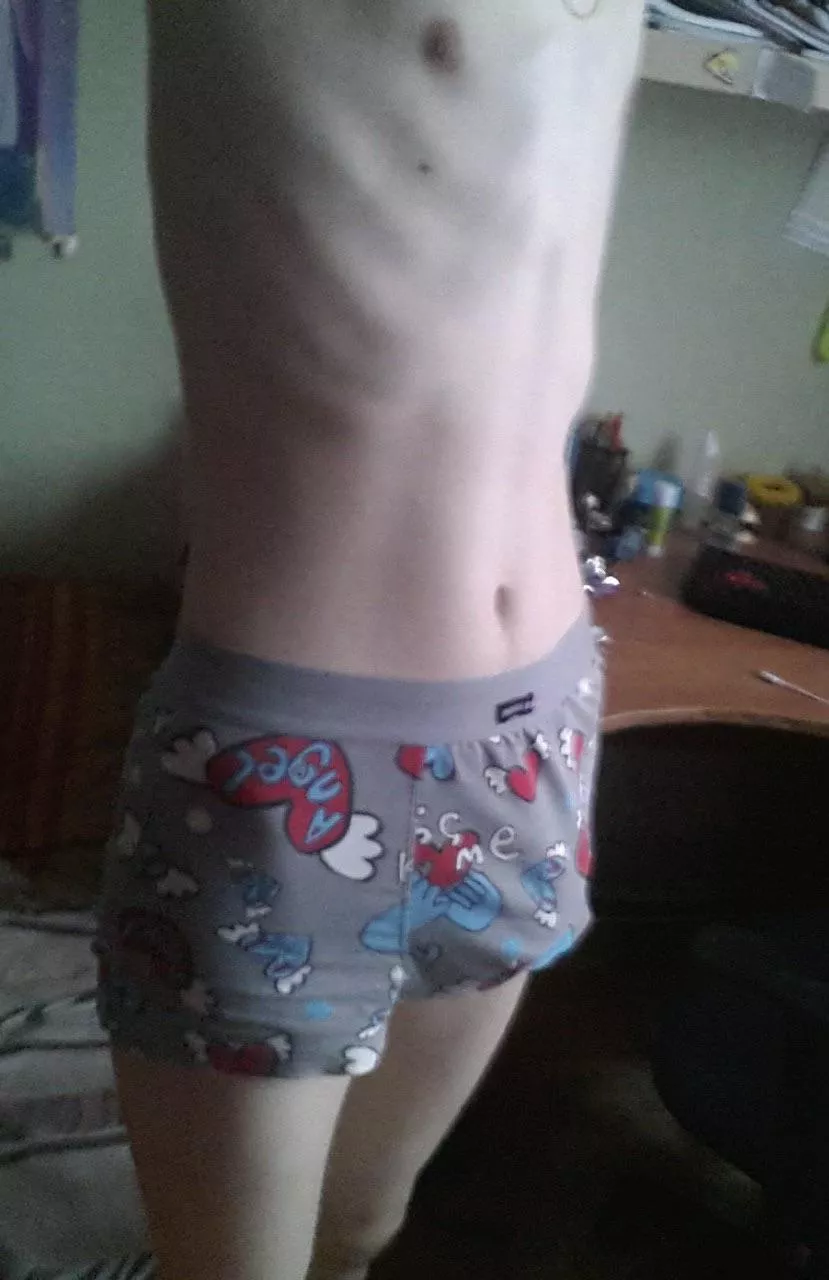 19 photo in shorts, still embarrassed by my ribs 🥺🥲