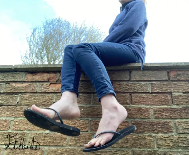 Arches and flip flops, are you looking?