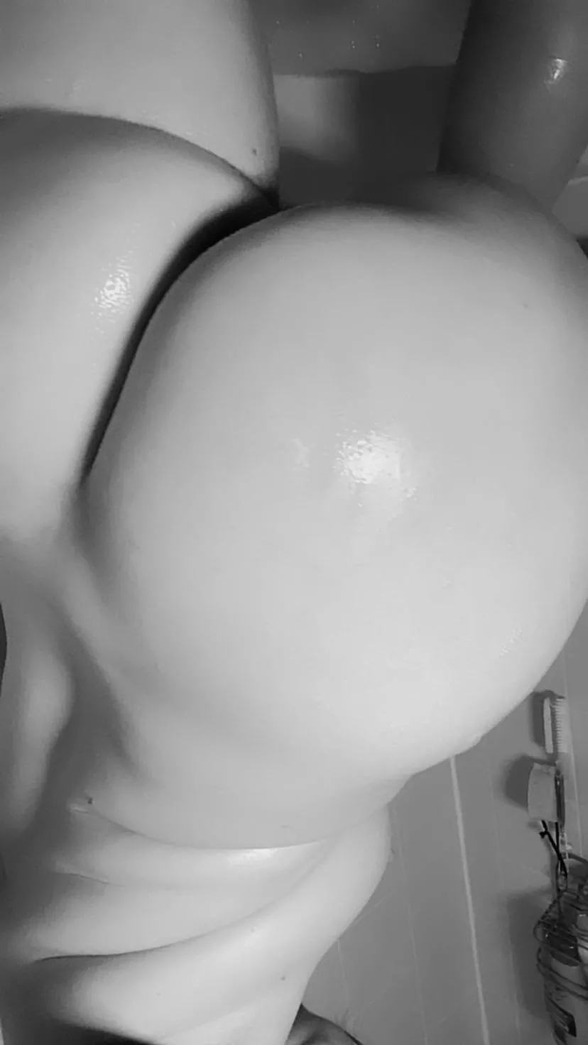 bath booty [F][24][oc]