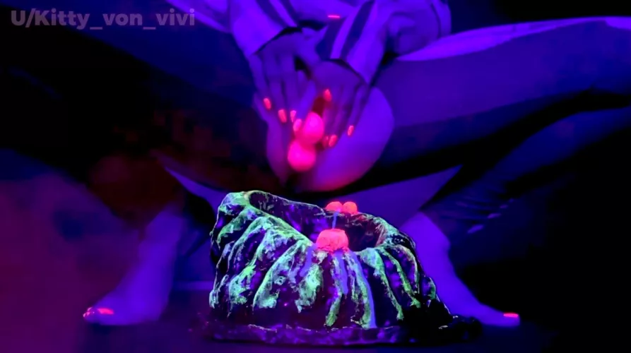 Bursting with alien eggs! - Nest laying