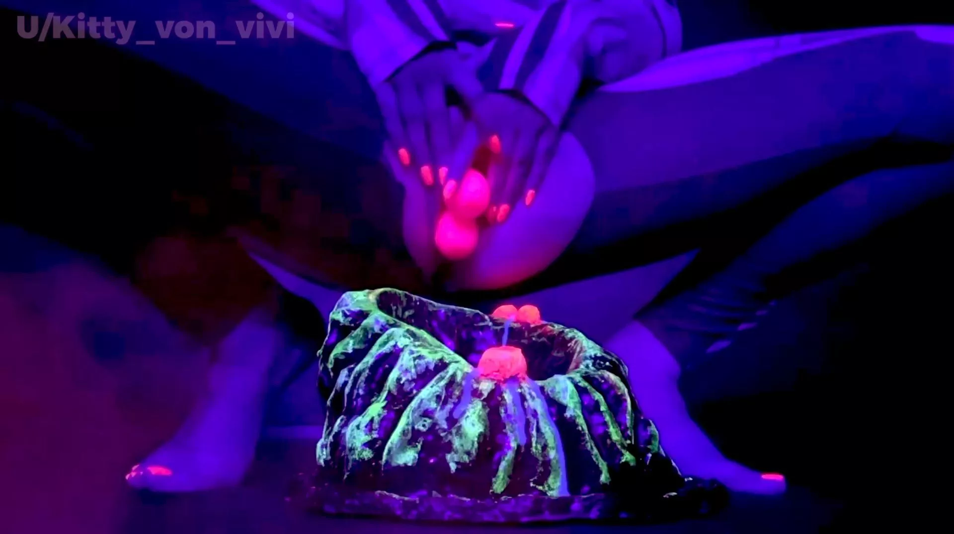 Bursting with alien eggs! - Nest laying