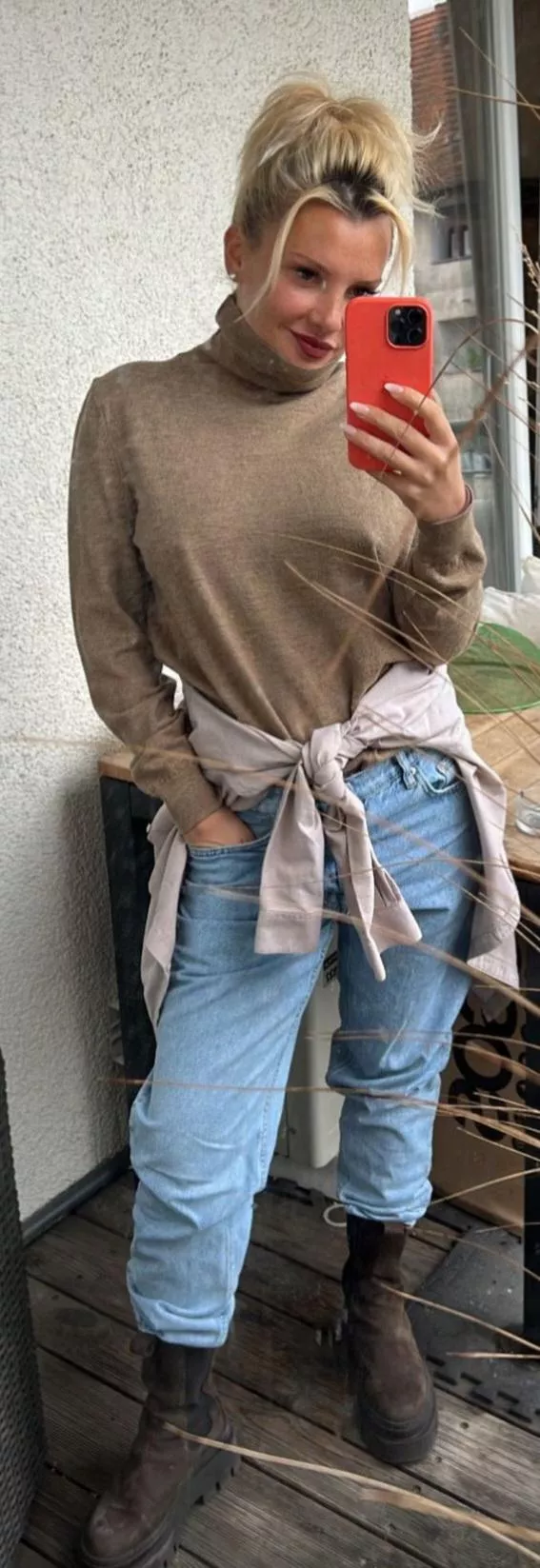 Evelyn Burdecki no bra