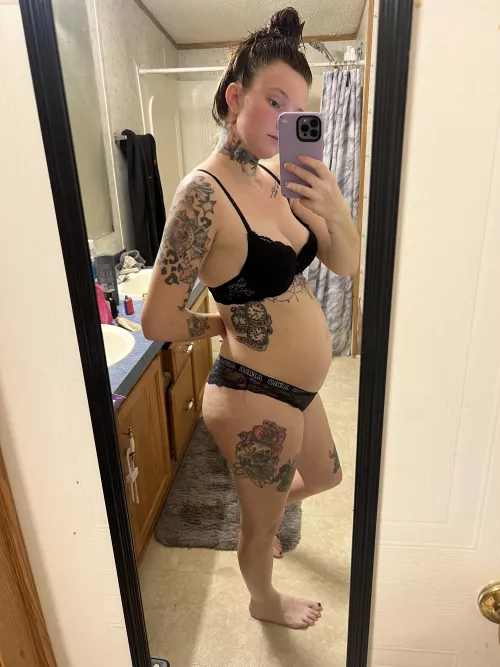 (F) 21 weeks pregnant. Rate my body 1-10. Be honest!!!!