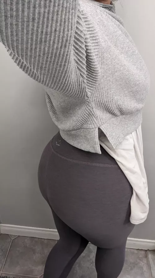 grey makes the booty pop 🤍