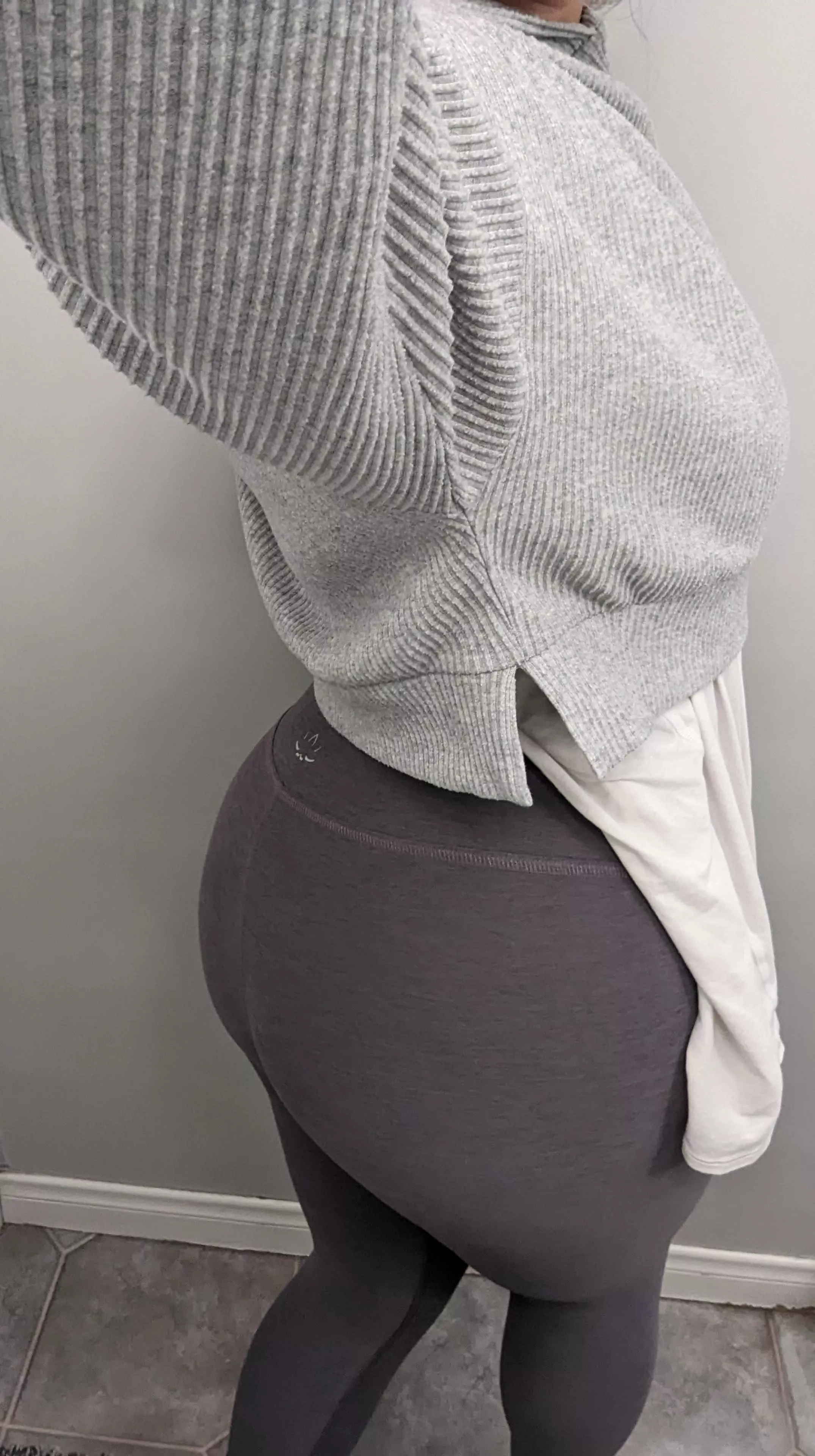 grey makes the booty pop 🤍