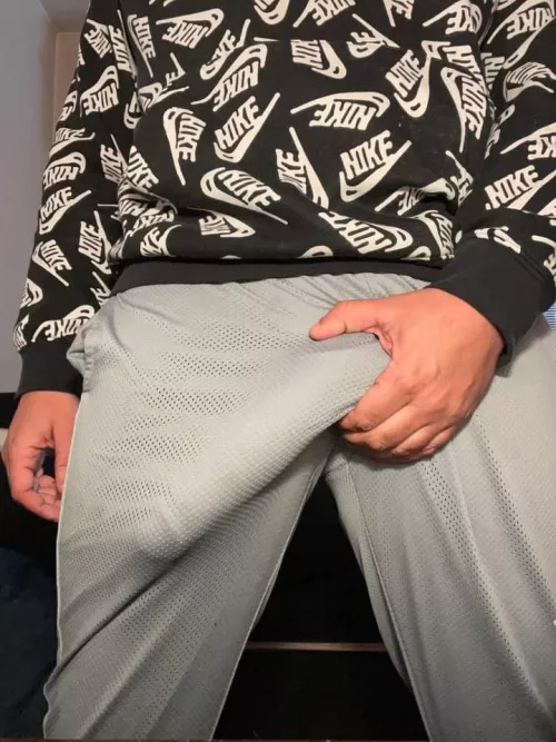 Grey sweatpants 🍆💪🏾