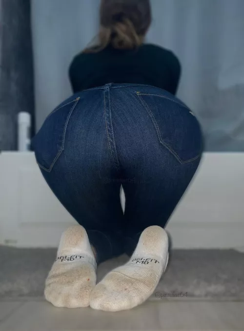 Had a long day in these socks, wanna sniff?😏