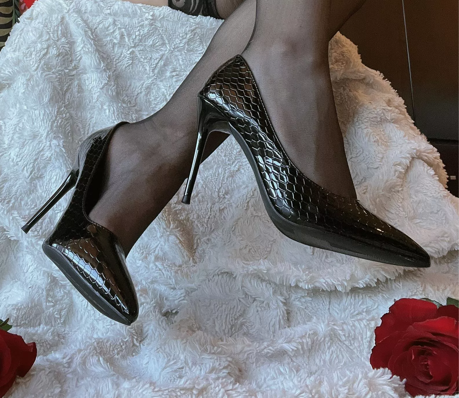 I do so adore black leather!