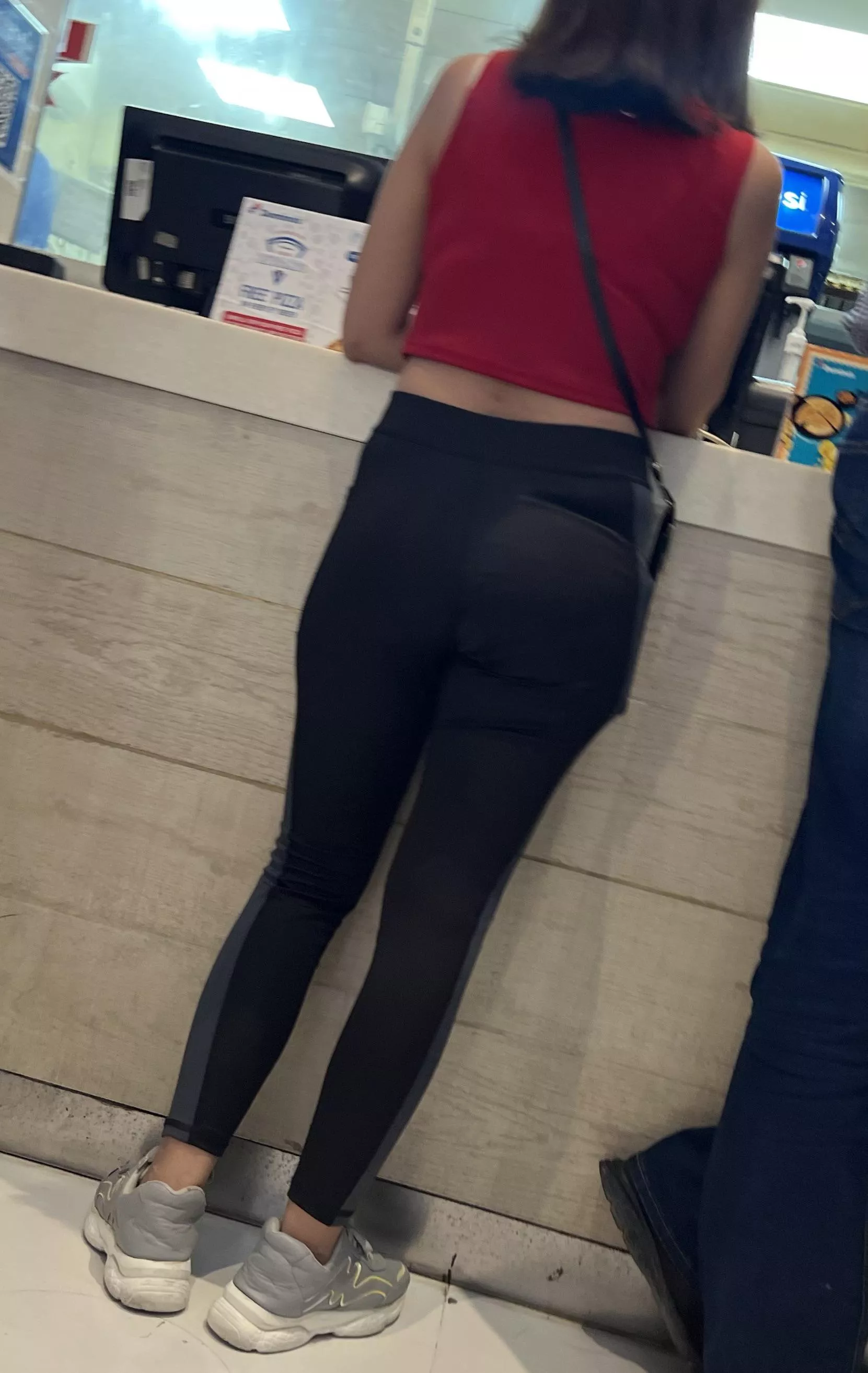 I like to take candid pictures of girls i find attractive its kind of my fetish … i am looking for like minded guys who also enjoy taking candids aka cr**psho*s…anyone interested to talk and share about it can direct message me