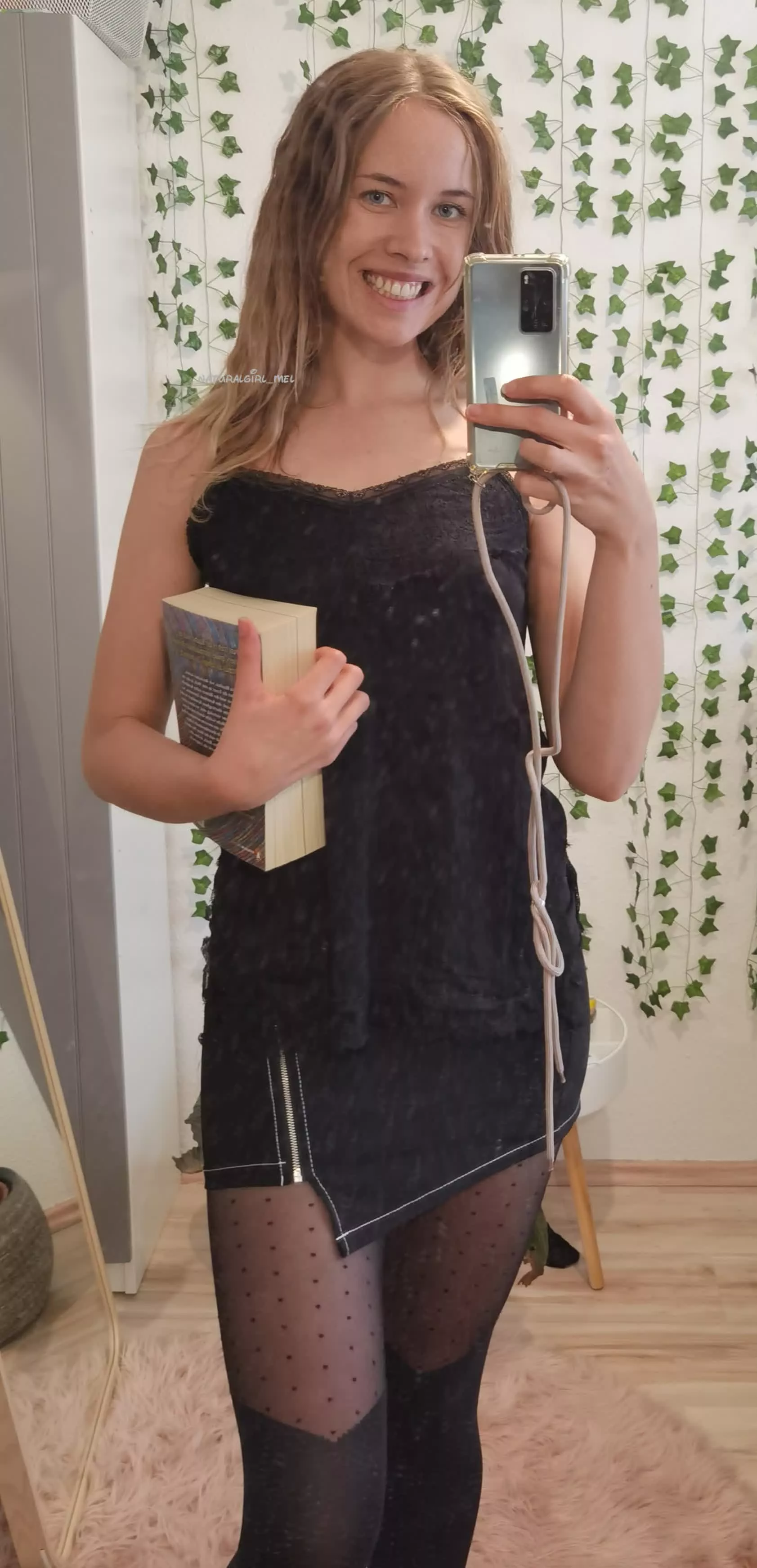 I love to wear miniskirts in the library 🙆🏼‍♀️