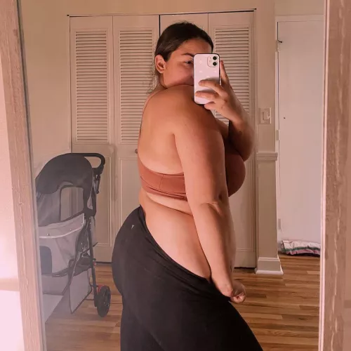 I need a feeder that would put me on a food challenge, see how much calories I can take in a stuffing 🤤🍕🍔