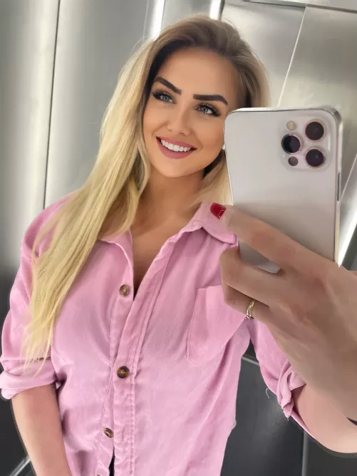 Mandatory Elevator Selfie😂