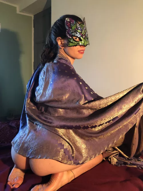 Maybe there is somebody behind my mantle ...