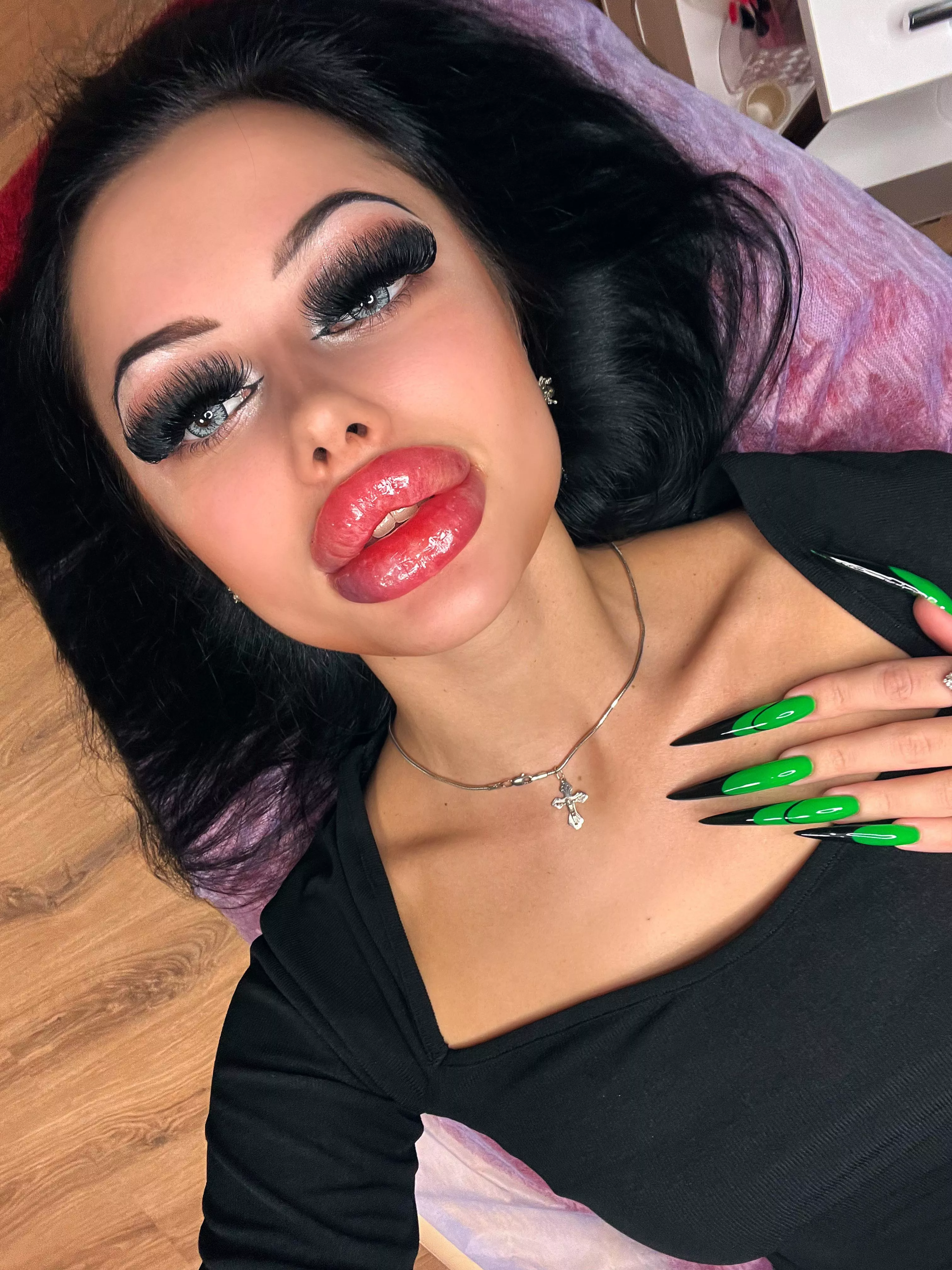 My DSL pillows and extra long claws 💚🖤