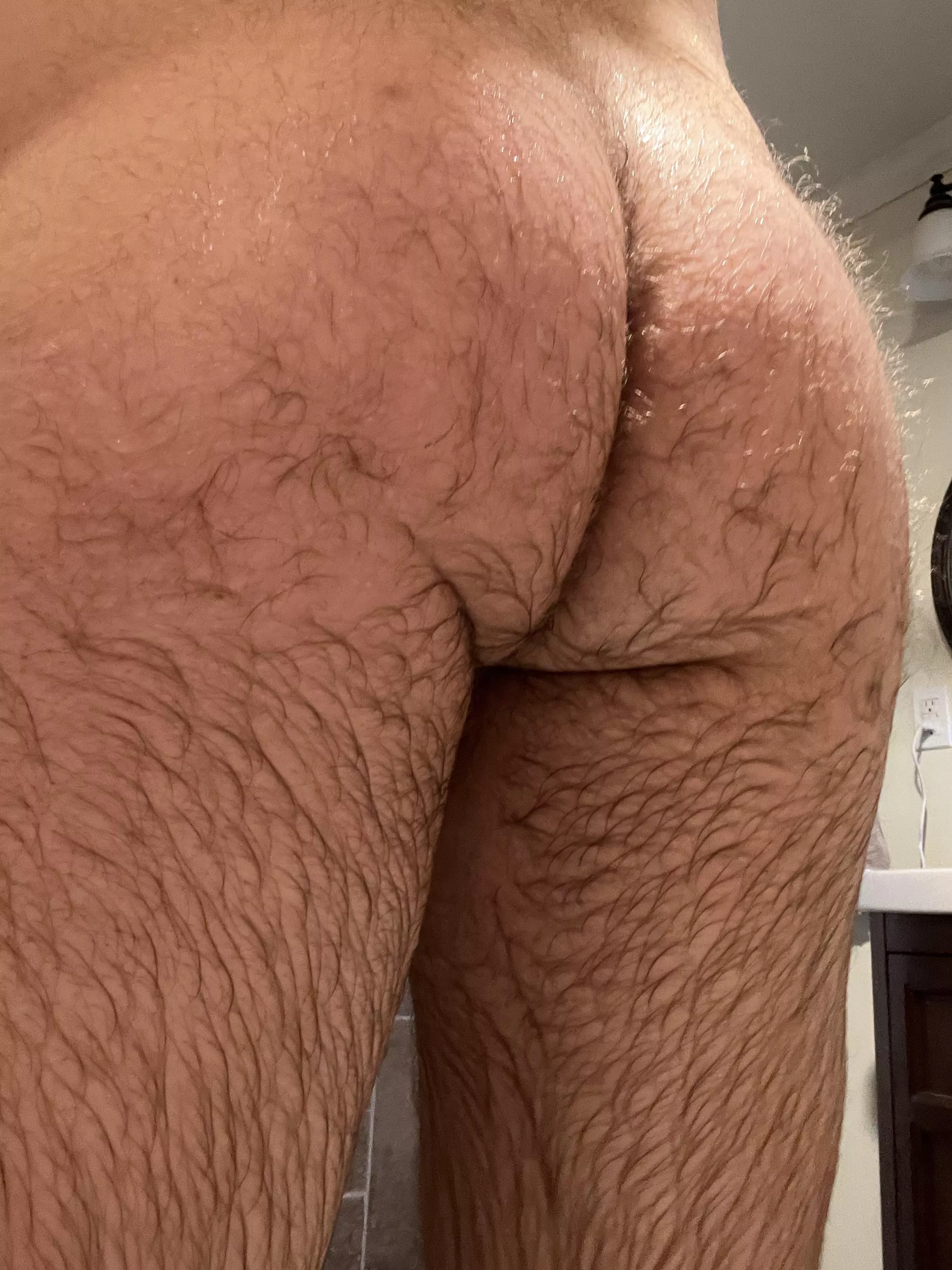 New to posting 😉 Freshly showered cub butt